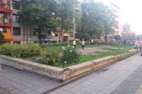 Igranje na baštenski uređenom prostoru na šetalištu na Prozivci