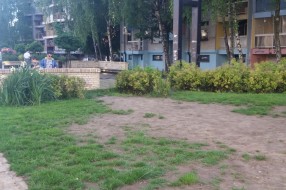 Igranje na baštenski uređenom prostoru na šetalištu na Prozivci