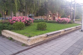 Igranje na baštenski uređenom prostoru na šetalištu na Prozivci