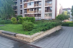 Igranje na baštenski uređenom prostoru na šetalištu na Prozivci