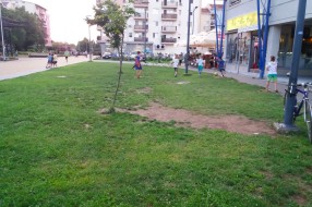 Igranje na baštenski uređenom prostoru na šetalištu na Prozivci
