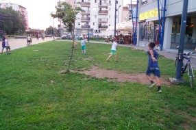 Igranje na baštenski uređenom prostoru na šetalištu na Prozivci