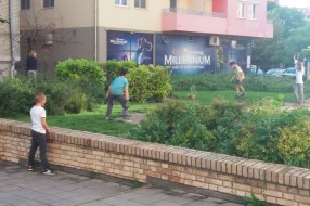 Igranje na baštenski uređenom prostoru na šetalištu na Prozivci
