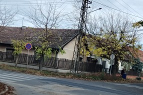 Rupa na uglu ulica Partizanskih Baza i Petrinjske ulice.
