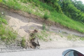 Obilne kiše spiraju pesak ispod asfalta