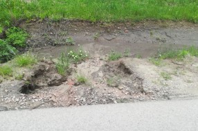 Obilne kiše spiraju pesak ispod asfalta