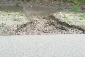 Obilne kiše spiraju pesak ispod asfalta