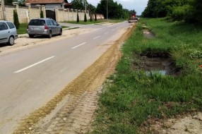 Obilne kiše spiraju pesak ispod asfalta