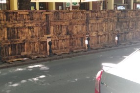 Ograda oko kafića u centru grada