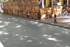 Ograda oko kafića u centru grada