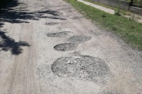 Mnogo udarnih rupa, otežana vožnja (Željezničko naselje)
