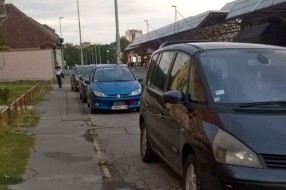Parkiranje na trotoaru preko puta glavne Autobuske stanice