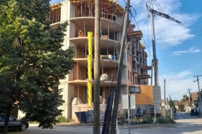 Nakrivljena bandera na uglu ulica Andrije Medulića i Masarikove