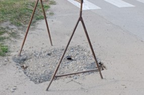 Oštećen kolovoz na uglu ulica Bratstva Jedinstva i Palmine više od tri meseca čeka na popravku