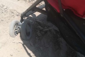 Pesak u Ulici Jelene Ćetković otežava kretanje stanovnika