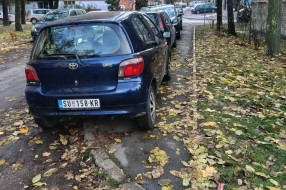 Parkiranje na pešačkoj stazi (Šolohova i raskrsnica sa Kumičićevom)