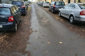 Parkiranje na pešačkoj stazi (Šolohova i raskrsnica sa Kumičićevom)