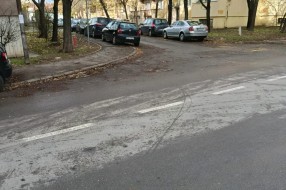 Parkiranje na pešačkoj stazi (Šolohova i raskrsnica sa Kumičićevom)