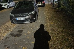 Parkiranje na pešačkoj stazi (Šolohova i raskrsnica sa Kumičićevom)