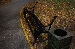 Oštećena klupa kod Kerske crkve