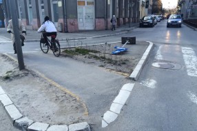 Improvizovani saobraćajni znak kod Sarić spomenika