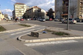 Improvizovani saobraćajni znak kod Sarić spomenika