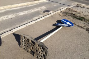 Improvizovani saobraćajni znak kod Sarić spomenika