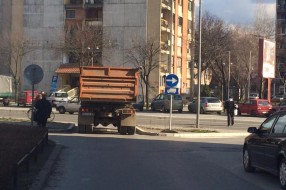 Improvizovani saobraćajni znak kod Sarić spomenika