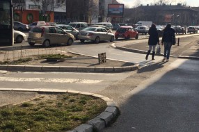 Improvizovani saobraćajni znak kod Sarić spomenika