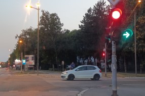 Semafor za pešake i uslovno zeleno svetlo kod supermarketa 024