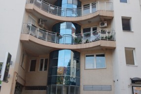 Otpada staklo sa zgrade u Ulici cara Dušana