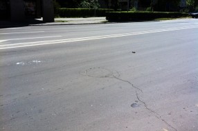 Kamion - nekultura - staklene flaše po putu