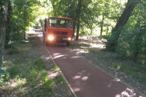 Kamion na stazi za rekreativce u Dudovoj šumi