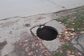 Urušena šahta na uglu Mije Mandića i Mihajla Radnića