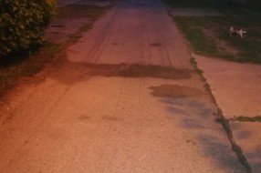 Smrad i prljavština usled curenja tečnosti iz kamiona za odnošenje smeća