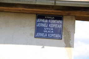 Stubovi uz cestu u ulici Jerneja Kopitara