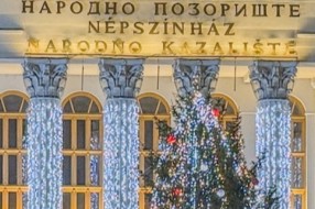 Početno slovo "N" postavljeno naopako na fasadi Narodnog pozorišta