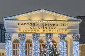 Početno slovo "N" postavljeno naopako na fasadi Narodnog pozorišta