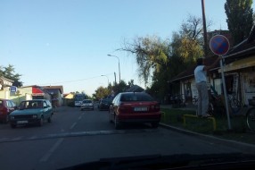 Parkiranje kod Tesline Pijace ometa saobraćaj