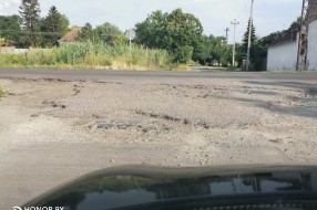 Udarne rupe na uključenju na Subotički put u Bajmoku