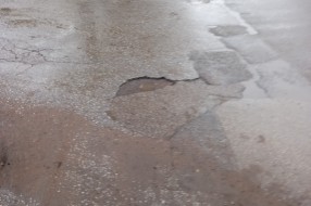 Udarna rupa na uglu Somborskog puta i Mažuranićeve (kod Blaškovog križa),