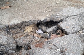 Rupa na asfaltu u ulici Prvomajska kod broja 84