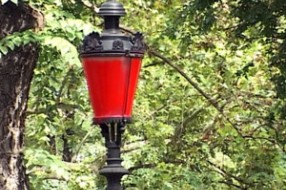 Pohvala vandalizmu - crvene svetiljke u Parku Rajhl Ferenca