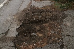 Ogromna rupa na biciklističkoj stazi (kod  kapije zatvora)