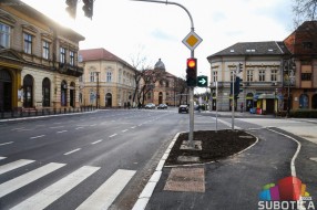 "Utonula" šahta kod pešačkog prelaza na uglu Štrosmajerove i Maksima Gorkog