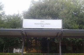 Tabla na autobuskom stajalištu kod SUP-a