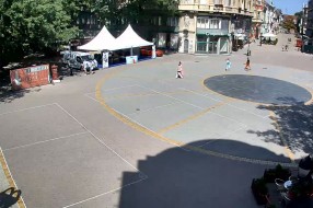 Tragovi improvizovanih terena u centru grada