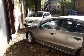 Bahato parkiranje isped Kovid ambulante u Harambašićevoj