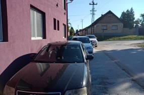 Nepropisno parkirana vozila na uglu ulica Marka Oreškovića i Gundulićeve