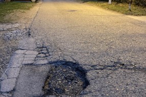 Opasna rupa na putu u Pribojskoj ulici
